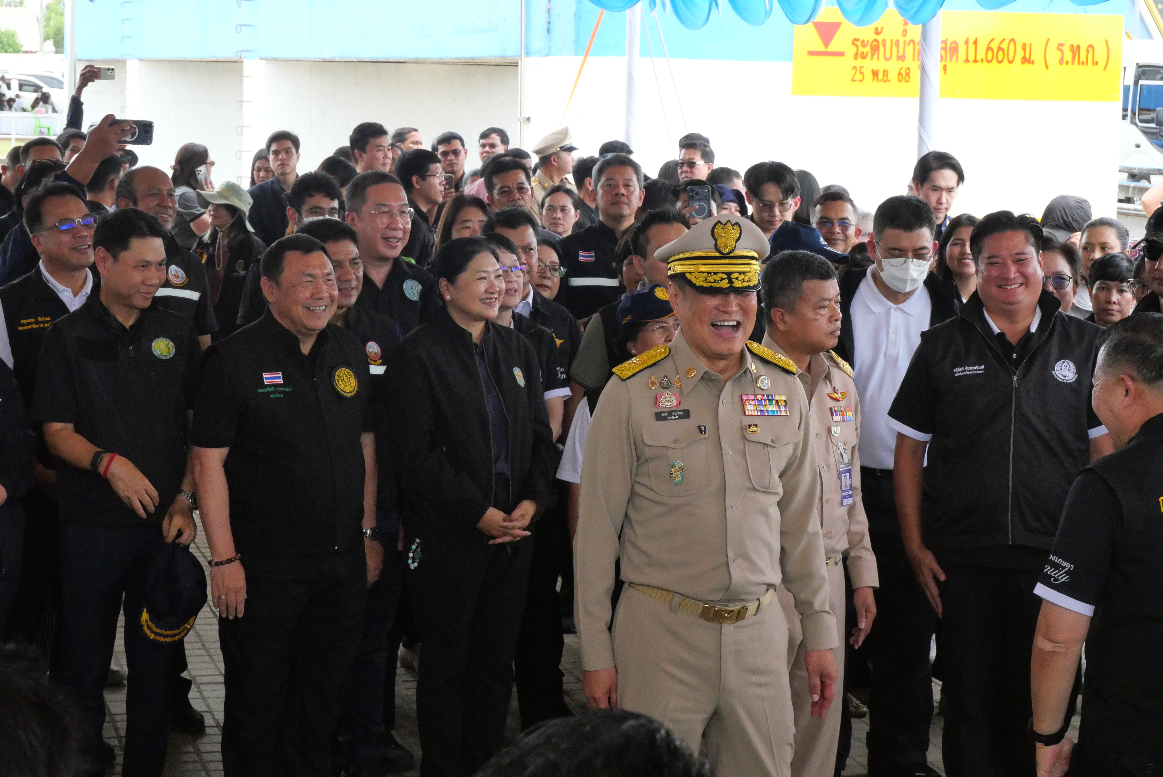 title - เลขาธิการ ส.ป.ก. พร้อมคณะ ร่วมลงพื้นที่กับคณะนายกรัฐมนตรี ติดตามการบริหารจัดการน้ำ เพิ่มศักยภาพระบายน้ำ ลดเสี่ยงน้ำท่วมหาดใหญ่ 
